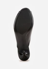 Renee - Czarne Klapki Peep Toe na Szpilce z Lakierowanym Połyskiem Sharvyra. Nosek buta: otwarty. Kolor: czarny. Materiał: lakier. Obcas: na szpilce. Wysokość obcasa: średni #6