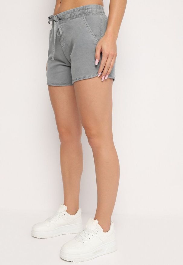 Born2be - Szare Bawełniane Szorty z Gumką w Talii Cazorea. Okazja: na co dzień. Kolor: szary. Materiał: bawełna. Sezon: lato. Styl: elegancki, casual
