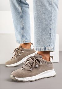 Born2be - Ciemnobeżowe Sneakersy z Naturalnego Zamszu ze Skórzaną Wkładką Dolittea. Okazja: na co dzień, na spacer. Kolor: beżowy. Materiał: zamsz, skóra. Wzór: aplikacja. Sport: turystyka piesza