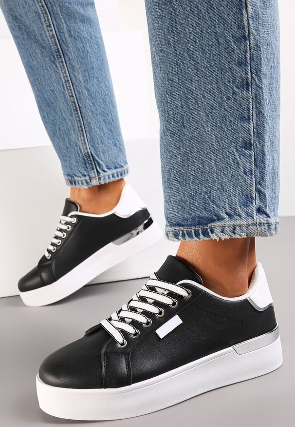 Renee - Czarne Sneakersy na Ozdobnej Podeszwie z Cholewką przed Kostkę Zanota. Wysokość cholewki: przed kostkę. Kolor: czarny. Szerokość cholewki: normalna