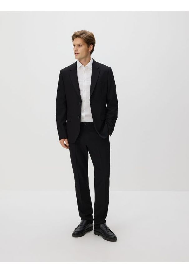 Reserved - Spodnie garniturowe slim fit - czarny. Kolor: czarny. Materiał: wiskoza, tkanina