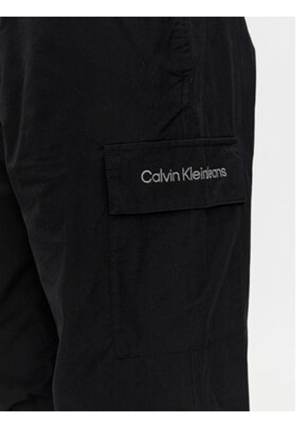 Calvin Klein Jeans Spodnie cargo Essential Regular Cargo Pant J30J324692 Czarny Regular Fit. Kolor: czarny. Materiał: bawełna
