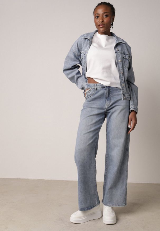 Born2be - Niebieskie Bawełniane Szerokie Jeansy z Wysokim Stanem Wycięciami i Perełkami Felatia. Okazja: na co dzień, na imprezę. Stan: podwyższony. Kolor: niebieski. Styl: casual, klasyczny