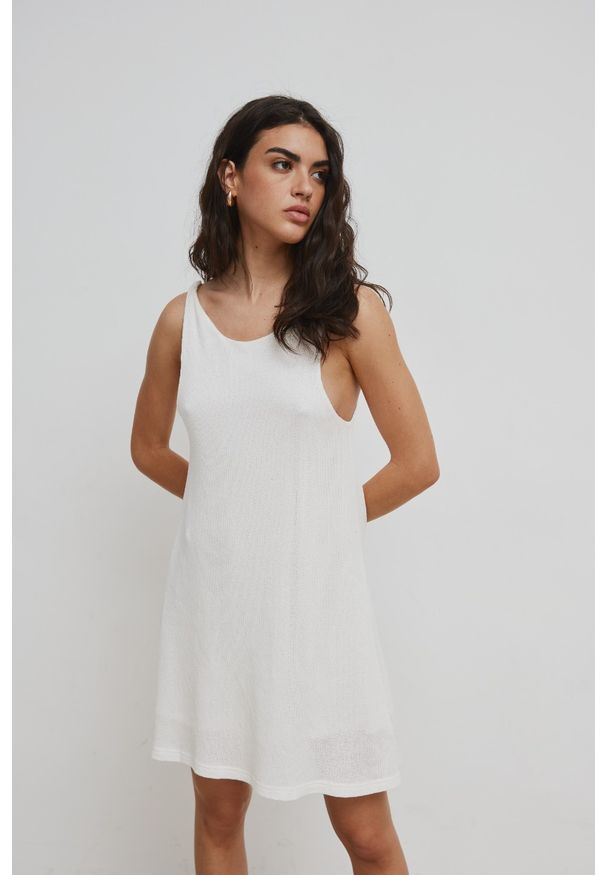 Marsala - Sukienka na wywiniętych ramiączkach w kolorze SOFT WHITE - ASTRA-S/M. Okazja: na co dzień, na imprezę. Materiał: bawełna, jeans. Długość rękawa: na ramiączkach. Wzór: gładki, ze splotem. Sezon: lato. Typ sukienki: w kształcie A, proste, oversize. Styl: casual. Długość: mini