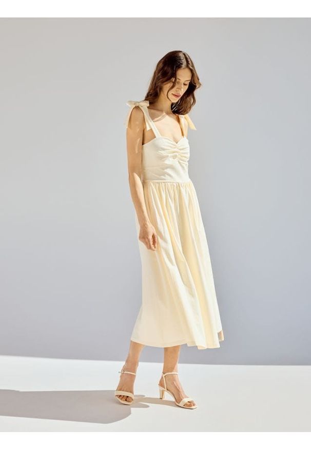 Reserved - Sukienka midi z wiązaniem - jasnożółty. Kolor: żółty. Materiał: dzianina. Długość: midi