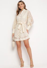 Born2be - Jasnobeżowa Koronkowa ze Stójką i Szerokimi Mankietami Rojas. Typ kołnierza: kołnierzyk stójkowy. Kolor: beżowy. Materiał: koronka. Sezon: wiosna, lato. Typ sukienki: koszulowe #6