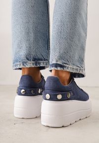 Born2be - Granatowe Skórzane Sneakersy na Platformie i Koturnie Zdobione Perforacją Penie. Okazja: na co dzień. Kolor: niebieski. Materiał: skóra. Wzór: aplikacja. Obcas: na koturnie #4