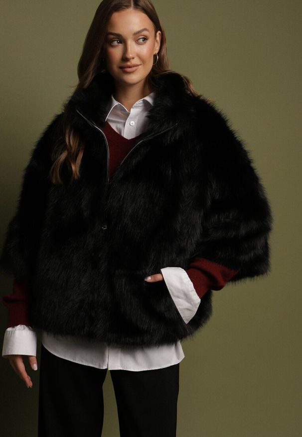 Born2be - Czarna Kurtka Futerko na Suwak z Wysokim Kołnierzem i Rękawami 3/4 Lelvila. Okazja: na co dzień. Typ kołnierza: golf. Kolor: czarny. Materiał: futro. Styl: casual, elegancki