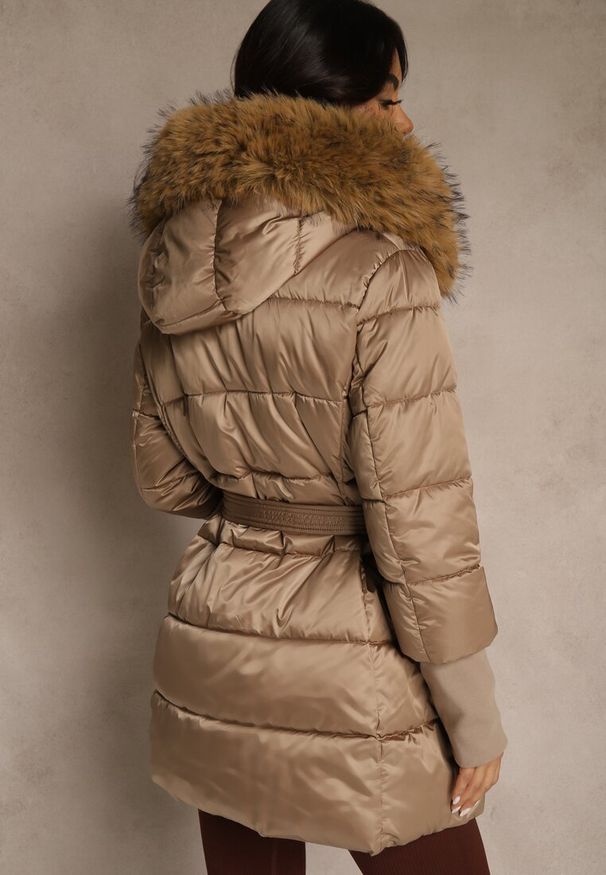 Renee - Ciemnobeżowa Pikowana Kurtka z Paskiem i Kapturem z Futerkiem Lilittia. Kolor: beżowy. Materiał: futro. Sezon: zima. Styl: elegancki