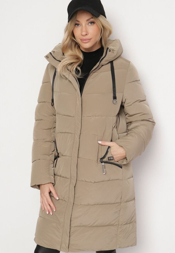 Born2be - Beżowa Pikowana Kurtka z Kapturem i Wysokim Kołnierzem Avalentura. Okazja: na spacer, na co dzień. Typ kołnierza: kaptur. Kolor: beżowy. Materiał: jeans. Sezon: zima. Styl: casual, klasyczny