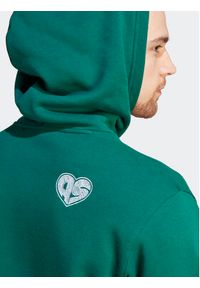 Adidas - adidas Bluza Scribble IJ6449 Zielony Loose Fit. Kolor: zielony. Materiał: bawełna #5