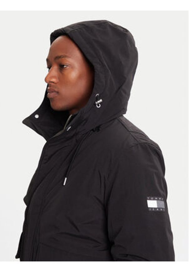 Tommy Jeans Kurtka zimowa DM0DM22032 Czarny Regular Fit. Kolor: czarny. Materiał: syntetyk. Sezon: zima