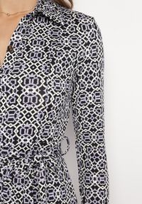 Born2be - Biało-Fioletowa Taliowana Sukienka Maxi z Materiałowym Paskiem w Geometryczny Print Filint. Kolor: biały. Materiał: materiał. Wzór: nadruk, geometria. Długość: maxi #3