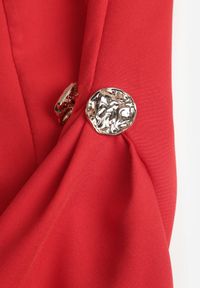 Born2be - Czerwona Elegancka Sukienka Bez Rękawów Zdobiona Przypinkami w Talii Rhaegina. Kolor: czerwony. Materiał: materiał, tkanina. Długość rękawa: bez rękawów. Wzór: aplikacja. Sezon: lato. Typ sukienki: trapezowe. Styl: elegancki #7