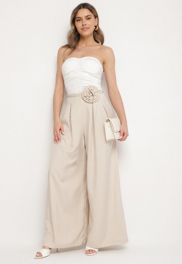 Born2be - Beżowe Szerokie Spodnie z Wysokim Stanem Ozdobione Kwiatem 3D Firicelle. Okazja: na co dzień. Stan: podwyższony. Kolor: beżowy. Wzór: aplikacja, kwiaty. Styl: casual, klasyczny