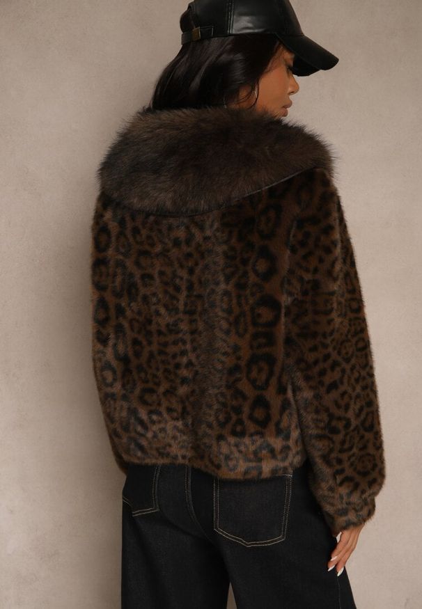 Renee - Brązowa Krótka Kurtka Futerko w Panterkę z Oryginalnym Zapięciem Otizana. Okazja: na imprezę. Kolor: brązowy. Materiał: futro. Długość: krótkie. Wzór: motyw zwierzęcy