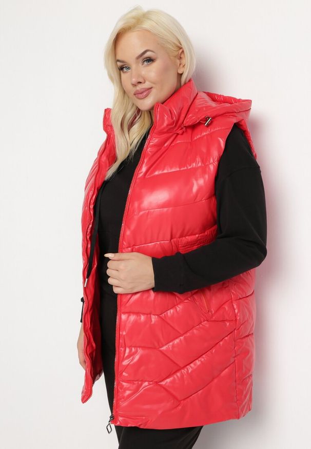 Born2be - Czerwona Połyskująca Kamizelka Bezrękawnik z Pikowaniem o Przedłużonym Fasonie Leonessa. Kolekcja: plus size. Kolor: czerwony. Materiał: materiał. Długość rękawa: bez rękawów