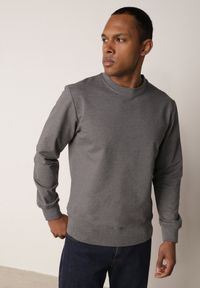 Born2be - Ciemnoszara Bluza o Klasycznym Kroju z Bawełną Merinne. Okazja: na co dzień. Kolor: szary. Materiał: bawełna. Styl: klasyczny #2