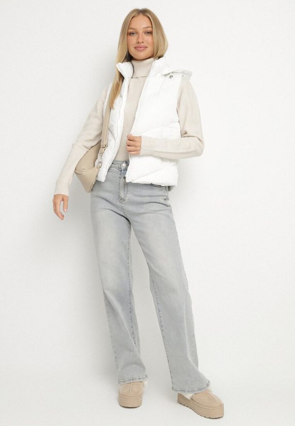 Born2be - Biała Klasyczna Kamizelka z Pikowanymi Przeszyciami i Kapturem Ollera. Okazja: na co dzień. Typ kołnierza: kaptur. Kolor: biały. Materiał: jeans. Styl: klasyczny