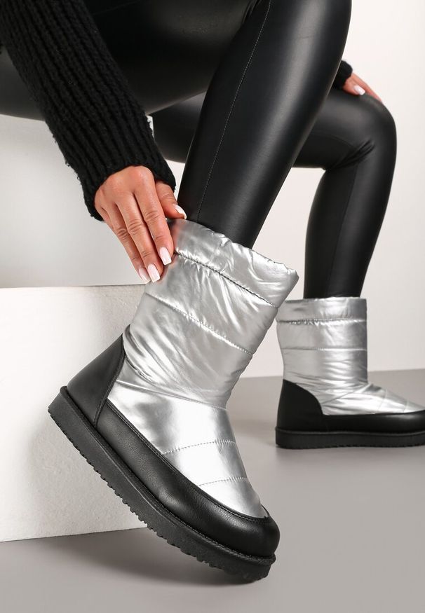 Born2be - Srebrne Płaskie Śniegowce z Pikowaną Cholewką Kariti. Okazja: na spacer, na co dzień. Kolor: srebrny. Szerokość cholewki: normalna. Sezon: zima. Obcas: na płaskiej podeszwie. Styl: casual