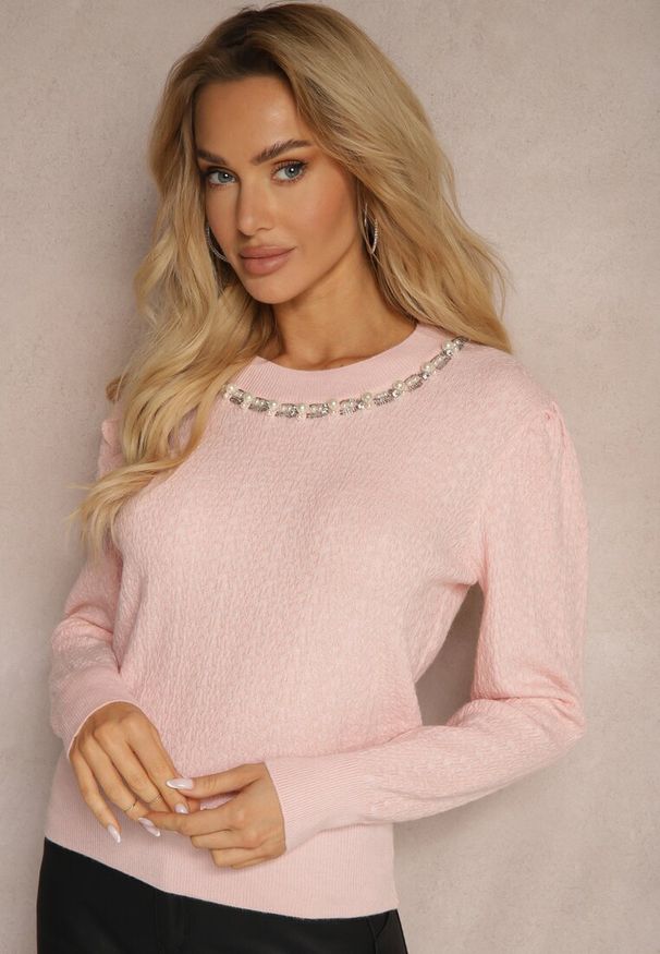 Renee - Różowy Sweter Zakończony Ściągaczem z Perłami Miarina. Okazja: na co dzień. Kolor: różowy. Materiał: jeans. Długość rękawa: długi rękaw. Długość: długie. Sezon: jesień, wiosna. Styl: casual
