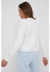 Desigual sweter 22SWJF70 damski kolor biały lekki. Okazja: na co dzień. Kolor: biały. Długość rękawa: długi rękaw. Długość: długie. Wzór: aplikacja. Styl: casual #4