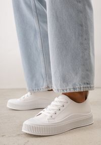 Renee - Białe Trampki z Imitacji Zamszu na Żłobionej Podeszwie Nivenatia. Kolor: biały. Materiał: zamsz. Styl: elegancki #3