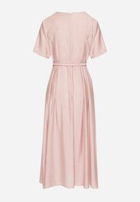 Born2be - Różowa Wiskozowa Sukienka z Lnem o Rozkloszowanym Kroju z Paskiem z Klamerką Linalin. Okazja: na co dzień. Typ kołnierza: dekolt w serek. Kolor: różowy. Materiał: len, wiskoza. Długość rękawa: krótki rękaw. Styl: klasyczny, casual, elegancki #2