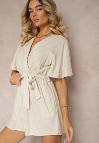 Renee - Beżowy Kopertowy Kombinezon z Bawełny Wiązany w Talii Materiałowym Paskiem Vikly. Okazja: na co dzień. Kolor: beżowy. Materiał: bawełna, materiał. Styl: casual, elegancki