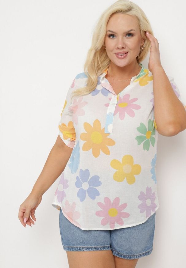 Born2be - Biała Wiskozowa Koszula Zapinana na Guziki z Rękawem Długości 3/4 i Wzorem w Kwiaty Xebbia. Okazja: na co dzień, na spotkanie biznesowe, do pracy. Kolor: biały. Materiał: wiskoza. Wzór: kwiaty. Styl: biznesowy, casual