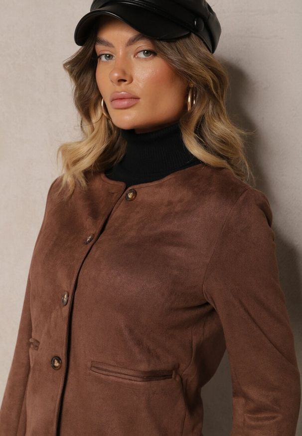 Renee - Brązowa Marynarka Bez Klap z Imitacji Zamszu Enalar. Okazja: na co dzień, na spotkanie biznesowe. Kolor: brązowy. Materiał: zamsz. Styl: wizytowy, biznesowy, elegancki, casual