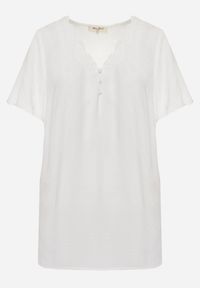 Renee - Biała Bluzka z Haftowanym Dekoltem i Krótkimi Rękawami Junelia. Kolor: biały. Długość rękawa: krótki rękaw. Długość: krótkie. Wzór: haft. Sezon: wiosna, lato #8