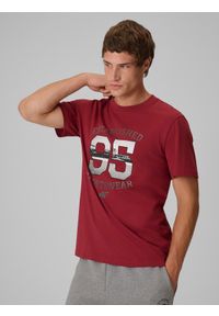 4f - 4F T-shirt regular z nadrukiem męski - czerwony XXL. Okazja: na co dzień, na spacer. Kolor: czerwony. Materiał: jeans, dzianina, bawełna, dresówka, materiał, jersey. Wzór: nadruk. Styl: casual, klasyczny #1