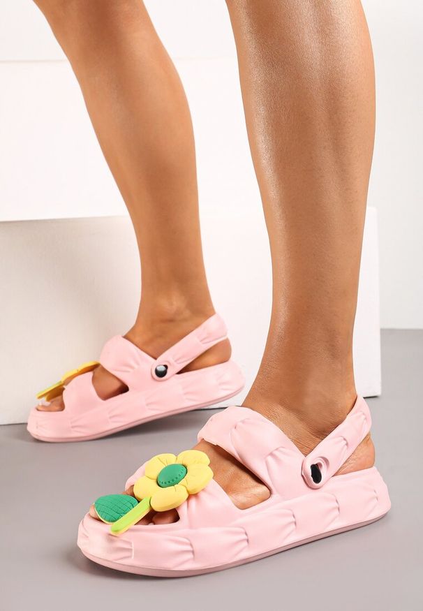 Renee - Różowe Sandały z Paskiem na Piętę i Ozdobnym Kwiatkiem Qiara. Zapięcie: pasek. Kolor: różowy. Wzór: kwiaty. Sezon: lato