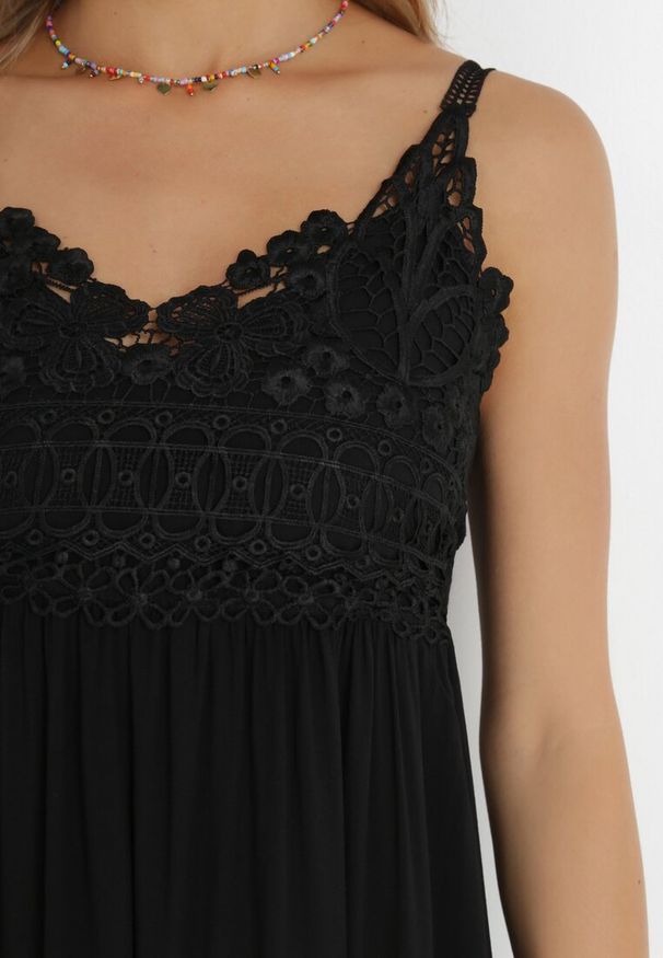Born2be - Czarna Sukienka Xeraios. Okazja: na randkę. Kolor: czarny. Materiał: tkanina, koronka. Długość rękawa: na ramiączkach. Wzór: aplikacja, koronka, gładki. Typ sukienki: trapezowe. Styl: elegancki. Długość: maxi