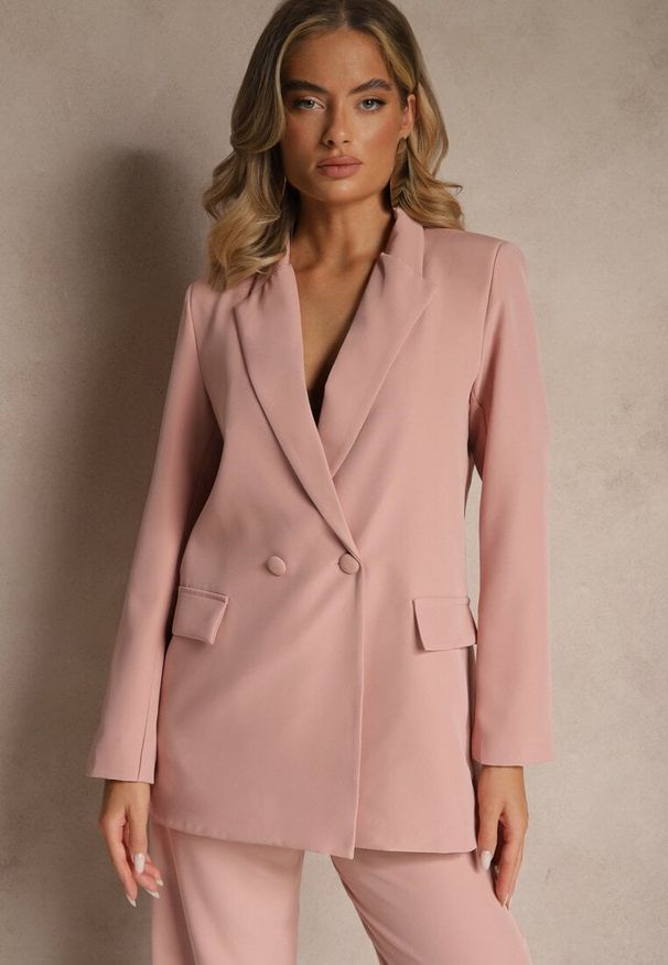 Renee - Jasnoróżowa Marynarka Dwurzędowa Tanou. Kolor: różowy. Długość rękawa: długi rękaw. Długość: długie. Styl: klasyczny, elegancki