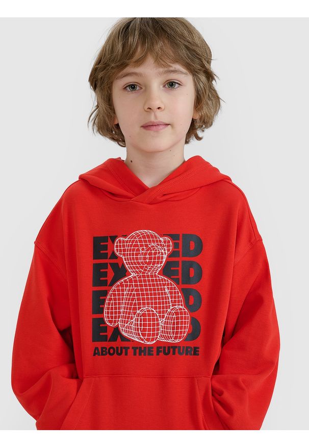 4f - 4F Bluza dresowa nierozpinana z kapturem chłopięca - czerwona 158 (12-13 lat). Okazja: na co dzień. Typ kołnierza: kaptur. Kolor: czerwony. Materiał: dresówka. Wzór: nadruk, gładki, napisy, ze splotem. Sezon: lato. Styl: casual, sportowy