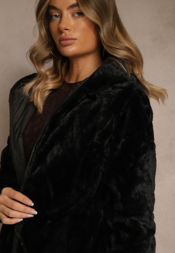 Renee - Czarna Dwustronna Kurtka z Kapturem Pikowanymi Przeszyciami i Futerkiem Rossalea. Typ kołnierza: kaptur. Kolor: czarny. Materiał: futro