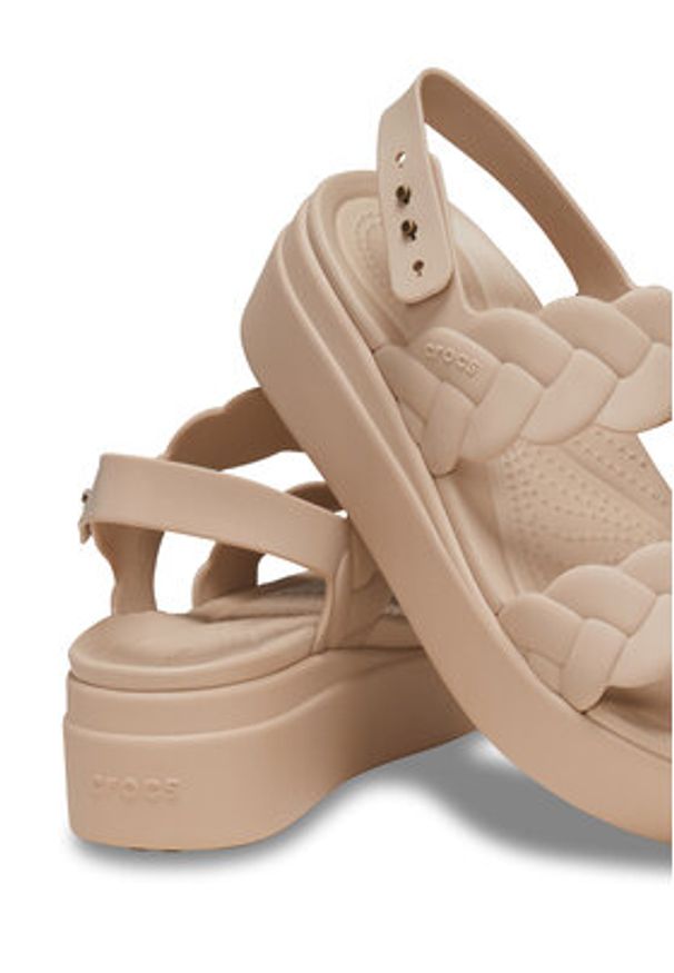 Crocs Sandały Brooklyn Woven Upper LW 209977 Beżowy. Kolor: beżowy