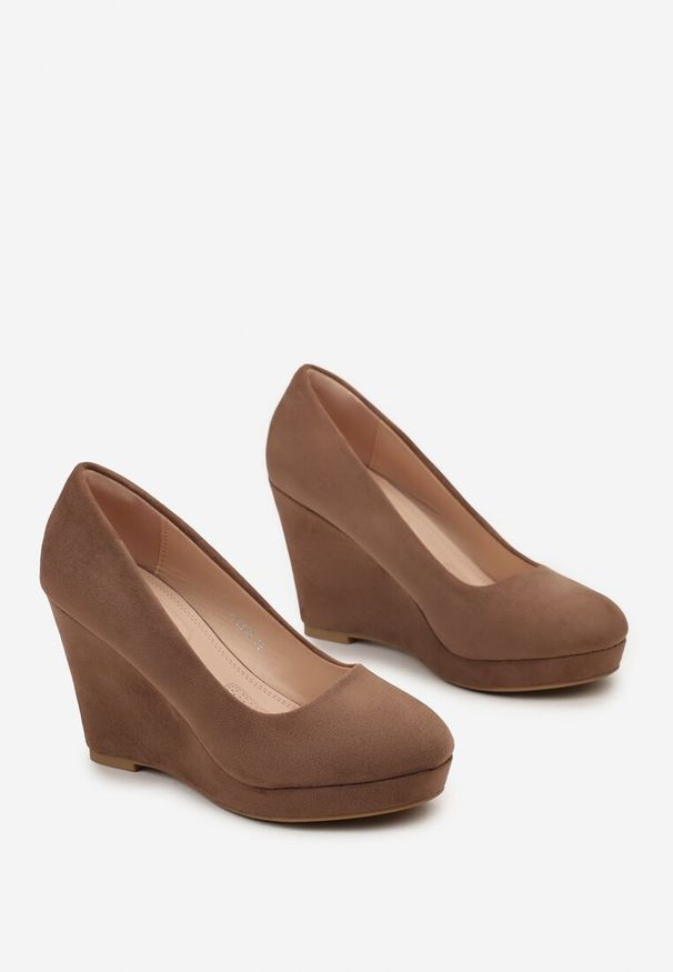 Born2be - Ciemnobeżowe Czółenka z Ekozamszu na Koturnie Nicaria. Zapięcie: bez zapięcia. Kolor: beżowy. Obcas: na koturnie