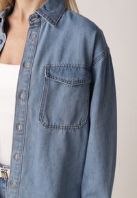 Born2be - Niebieska Jeansowa Koszula Oversize z Bawełną Dinilena. Okazja: na spacer, na co dzień, do pracy. Kolor: niebieski. Materiał: bawełna, jeans. Długość: długie. Styl: casual, elegancki #6