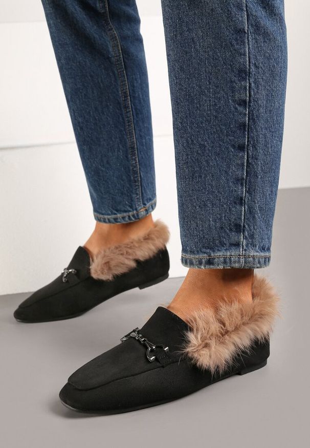 Born2be - Czarne Płaskie Mokasyny z Futerkiem i Klamrą Sanalithra. Okazja: na co dzień, na spotkanie biznesowe. Zapięcie: klamry. Kolor: czarny. Materiał: futro. Obcas: na obcasie. Styl: biznesowy, klasyczny, casual, elegancki. Wysokość obcasa: niski
