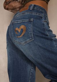 Renee - Niebieskie Jeansy Mom Fit High Waist Zdobione Aplikacją z Serduszkiem Nalendia. Okazja: na co dzień. Stan: podwyższony. Kolor: niebieski. Wzór: aplikacja. Styl: casual, elegancki #4