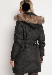 Born2be - Czarna Pikowana Kurtka Płaszcz z Troczkiem w Talii o Wydłużonym Fasonie z Kapturem i Futerkiem Lieissas. Typ kołnierza: kaptur. Kolor: czarny. Materiał: futro #4