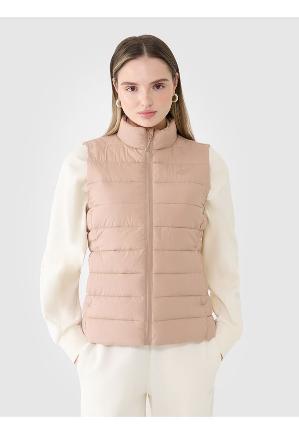 4f - 4F Bezrękawnik puchowy z wypełnieniem syntetycznym damski - beżowy S. Okazja: na co dzień. Typ kołnierza: kołnierzyk stójkowy. Kolor: beżowy. Materiał: puch, syntetyk. Długość rękawa: bez rękawów. Długość: długie. Styl: sportowy, klasyczny, casual