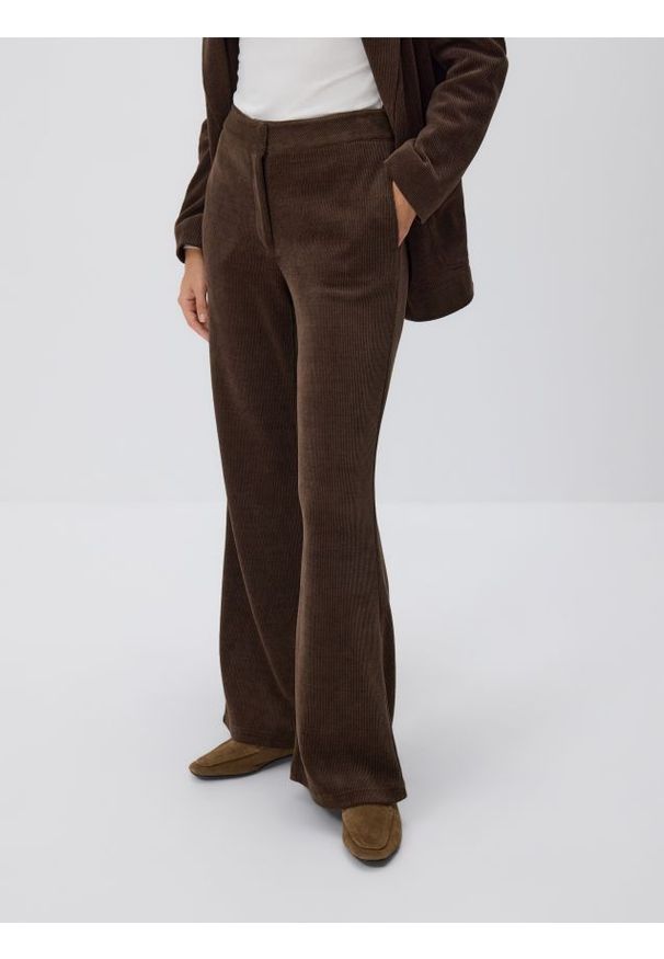 Reserved - Sztruksowe spodnie flare - ciemnobrązowy. Kolor: brązowy. Materiał: sztruks