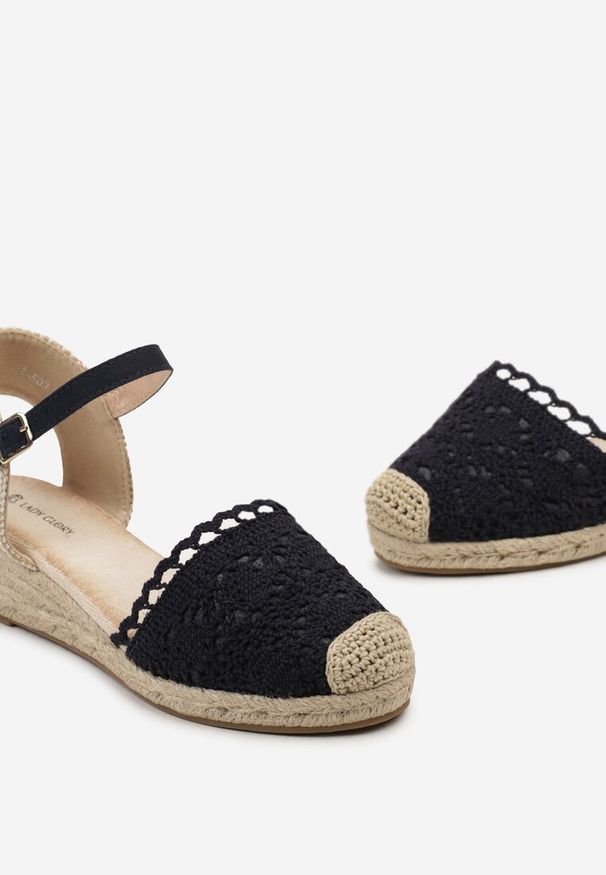 Born2be - Ciemnogranatowe Sandały Espadryle na Niskim Plecionym Koturnie z Ażurowym Noskiem Zelphia. Okazja: na imprezę, na plażę, na spacer. Zapięcie: pasek. Kolor: niebieski. Materiał: len. Wzór: ażurowy. Sezon: lato. Obcas: na koturnie. Styl: elegancki