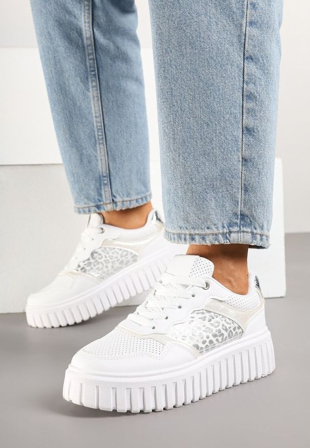 Born2be - Białe Sneakersy na Tłoczonej Podeszwie ze Zdobieniami w Panterkę Gerraza. Okazja: na co dzień. Zapięcie: sznurówki. Kolor: biały. Materiał: jeans. Wzór: aplikacja, motyw zwierzęcy