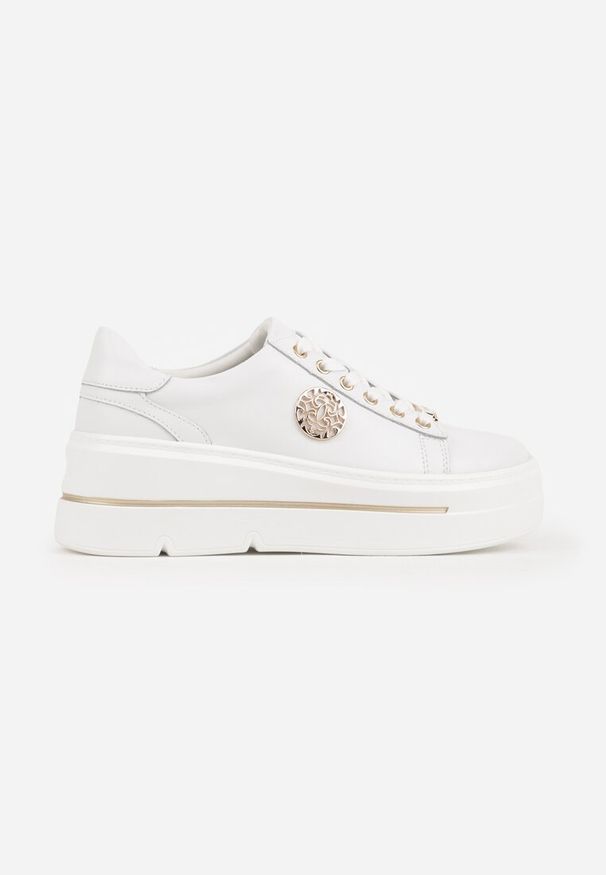 Renee - Białe Skórzane Sneakersy na Koturnie Ozdobione Metalicznymi Aplikacjami Acaledice. Okazja: na co dzień. Kolor: biały. Materiał: skóra. Szerokość cholewki: normalna. Wzór: aplikacja. Obcas: na koturnie