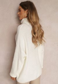 Renee - Biały Golf Oversize Malia. Okazja: na co dzień. Typ kołnierza: golf. Kolor: biały. Materiał: jeans, dzianina, wiskoza, skóra. Długość rękawa: długi rękaw. Długość: długie. Wzór: prążki, ze splotem. Styl: casual, klasyczny